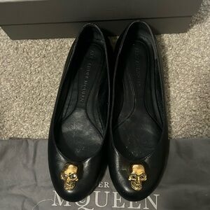 Alexander Mqueen leather flats with gold metal skulls